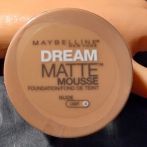 Maybelline Dream Matte Mousse Foundation - Nude Light 4